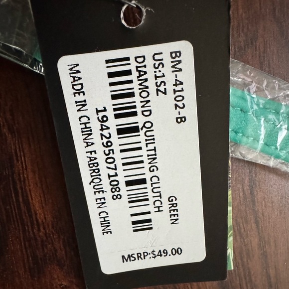 BADGLEY MISCHKA Vegan Leather Diamond Quilt Clutch/Wristlet Green New W Tags - Picture 3 of 6